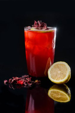 Siyah arkaplanda Hibiscus kokteyli