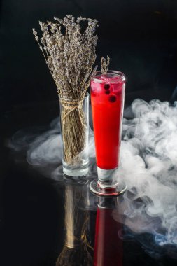 Siyah arkaplanda siyah frenk üzümü kokteyli