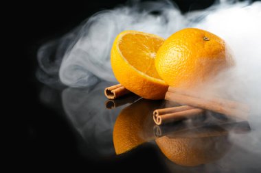 Siyah arkaplanda mis kokulu duman