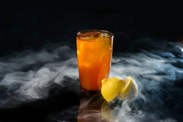 Cocktail freddo su sfondo nero — Foto Stock