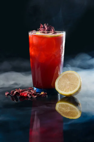 Hibiscus cocktail på svart bakgrund — Stockfoto