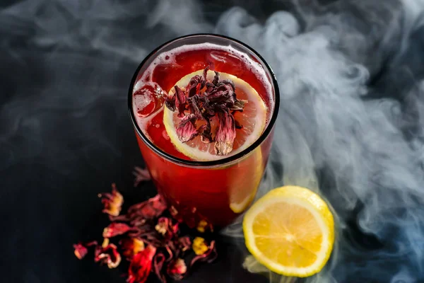 Hibiscus cocktail på svart bakgrund — Stockfoto