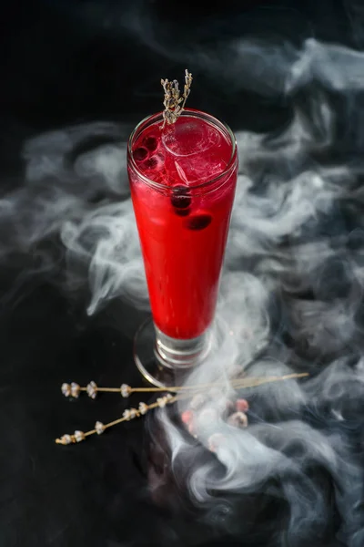 Cocktail di ribes nero su sfondo nero — Foto Stock