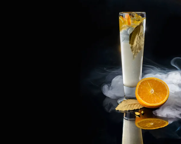Kryddig cocktail på svart bakgrund — Stockfoto