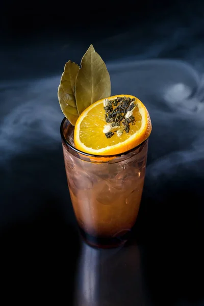 Spisy grönt te cocktail på svart — Stockfoto
