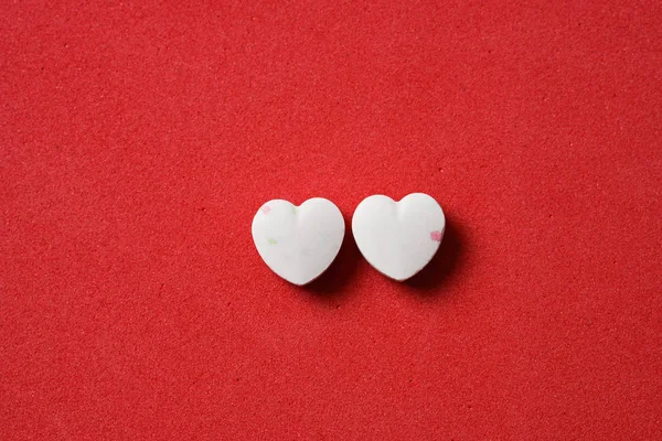 Две конфеты в форме сердца — стоковое фото