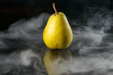 Kokulu dumanda armut.