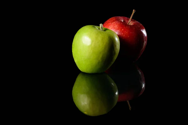 Ароматные яблоки на стекле — стоковое фото