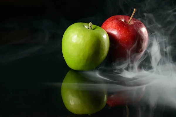 Яблоки в ароматном дыму — стоковое фото