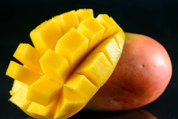 Geurende mango op glas — Stockfoto