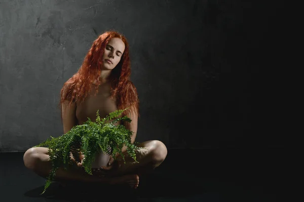 Kvinna och växt — Stockfoto