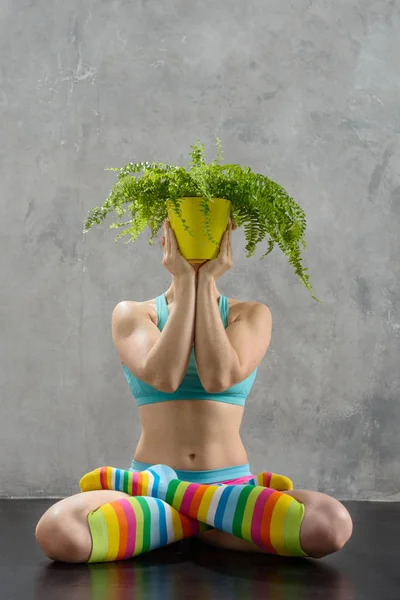 Yoga and plant — Stock fotografie