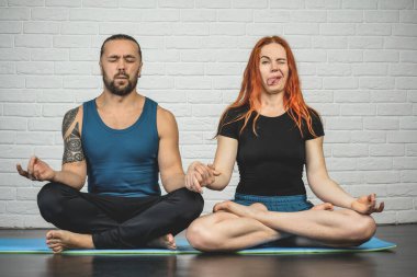Çiftler yoga sever