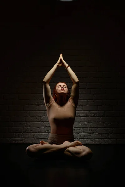 Girl in beautiful yoga pose — Stock Photo, Image