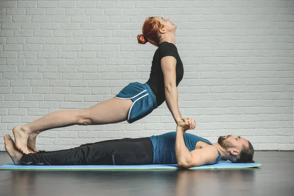 Acroyoga familiar en interiores —  Fotos de Stock