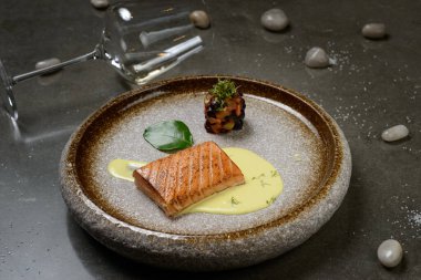 Izgara somon filetosu.