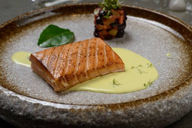 Izgara somon filetosu.