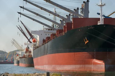 Kargo gemileri limanda