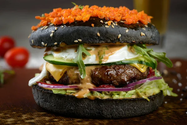 Большой чёрный бургер — стоковое фото