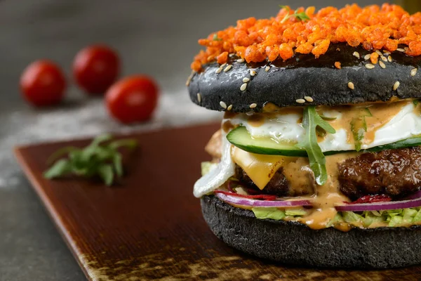 Большой чёрный бургер — стоковое фото