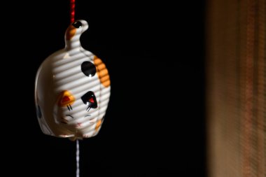 Pencerede Japon kedi çanı