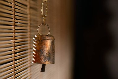 Pencerede Japon el yapımı çan