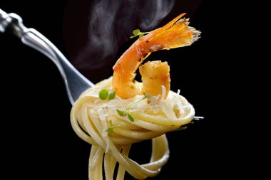 Çatallı karides spagettisi.