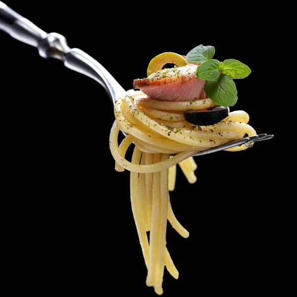 Spaghetti med bacon på gaffel Stockbild