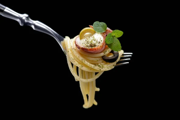 Spaghettis au bacon sur fourchette Images De Stock Libres De Droits