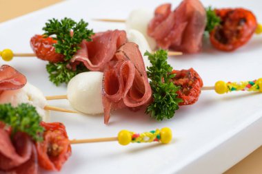 Prosciutto ve mozzarella ile kanepeler