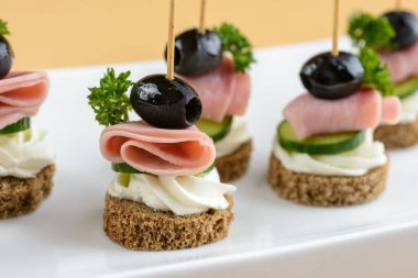 Pastırmalı ve zeytinli kanepe.