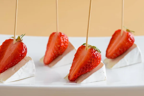 Canapé com morangos e queijo camembert — Fotografia de Stock