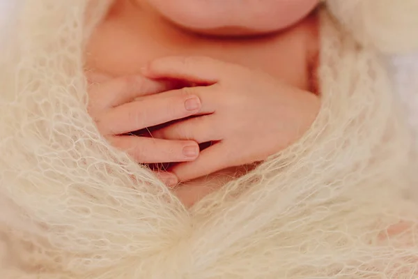 Händerna Nyfödd Flicka Ligger Hennes Bröst — Stockfoto