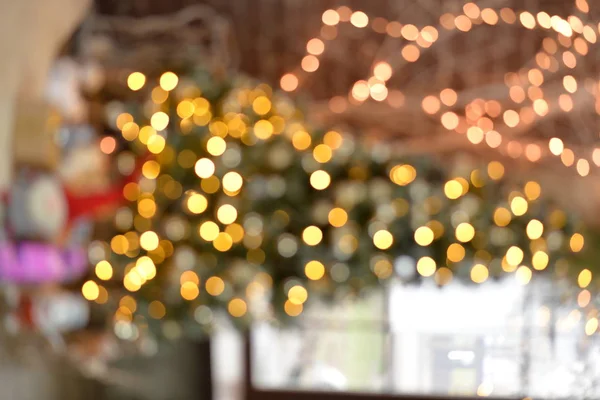 Bokeh Garland Stüdyoda bir Noel ağacında
