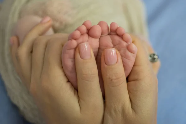 Babys Beine Müttern Hände — Stockfoto