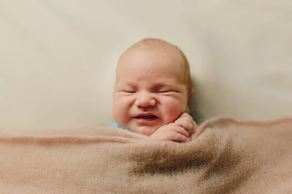 Porträtt Nyfödd Pojke Beige Bakgrund — Stockfoto