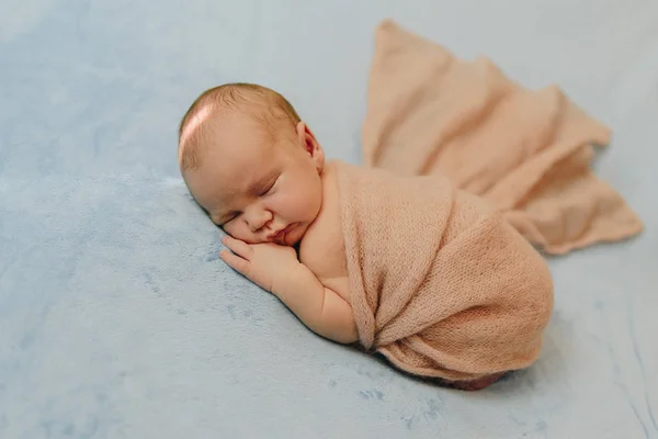 Fotografering Nyfödd Pojke Som Poserar Magen Täckt Med Beige Wrap — Stockfoto