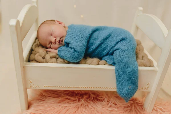 Nyfödd Pojke Ligger Magen Sängen Blå Stickad Kroppsdräkt Barnet Sover — Stockfoto