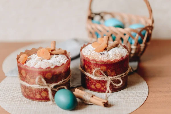 İtalyan Paskalya pastası Panettone ve renkli yumurtalar