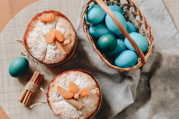 İtalyan Paskalya pastası Panettone ve renkli yumurtalar