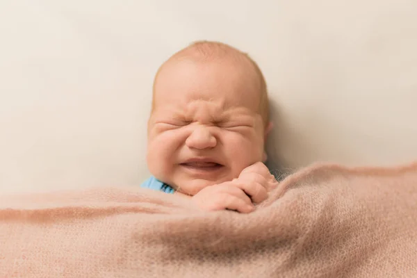 Nyfödda Grimaser Ansiktet Emotionell Nyfödd Beige Bakgrund — Stockfoto