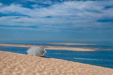 Dune du Pilat Avrupa'nın en yüksek kumul üzerinde çizgili şemsiye
