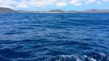 Mavi deniz dalgaları ve su sıçramalarına hiç uzak bir ada geçen süre yelkenli tekne penceresinden gördüm