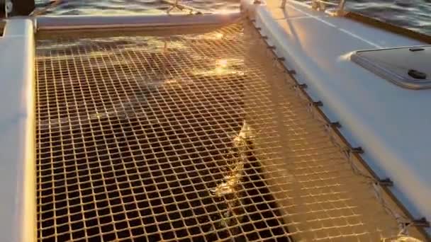 Catamaran Naviguant Travers Mer Calme Lumière Dorée Soleil Levant Vue — Video