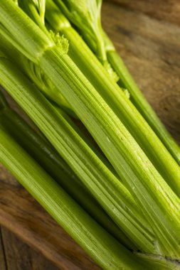 Ham organik yeşil kereviz sapı