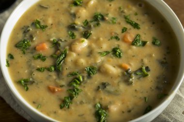 Ev yapımı beyaz fasulye çorbası
