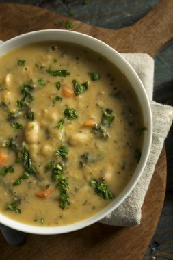 Ev yapımı beyaz fasulye çorbası