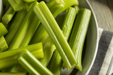 Ham organik yeşil kereviz sapı