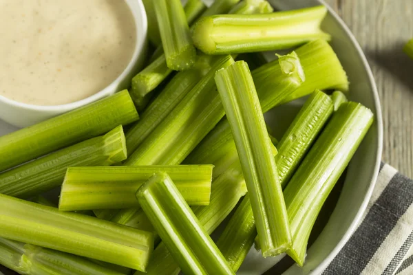 Rauwe biologische groene selderij stengels — Stockfoto