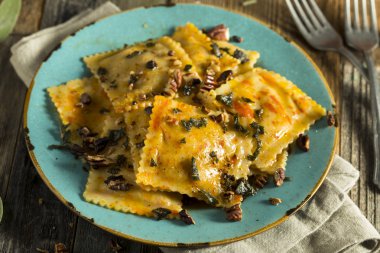 Ev yapımı kabak Ravioli tereyağı sosu ile